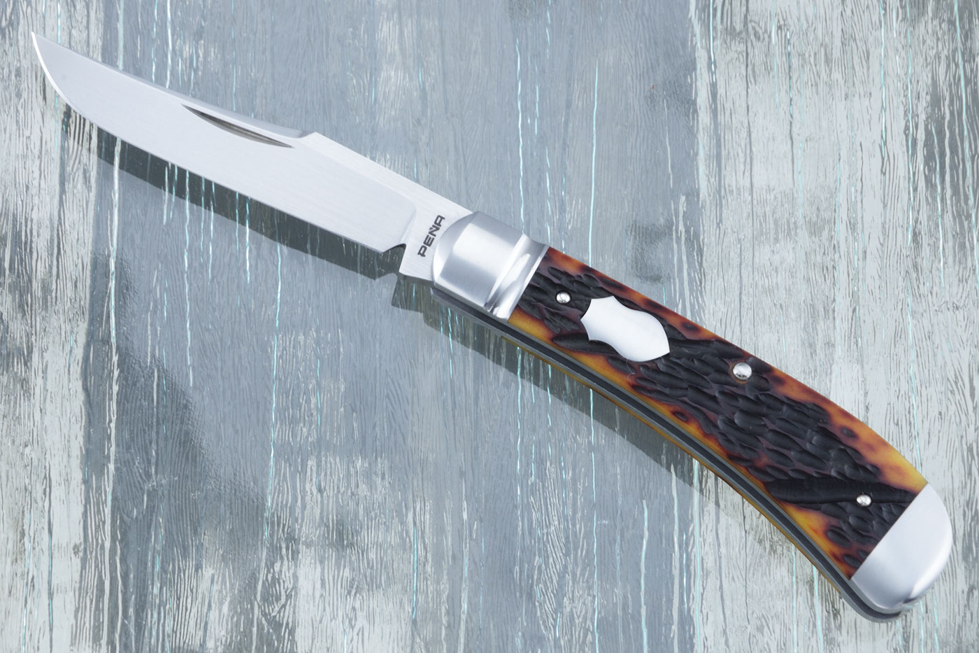 Compact Trapper with Amber Jigged Bone