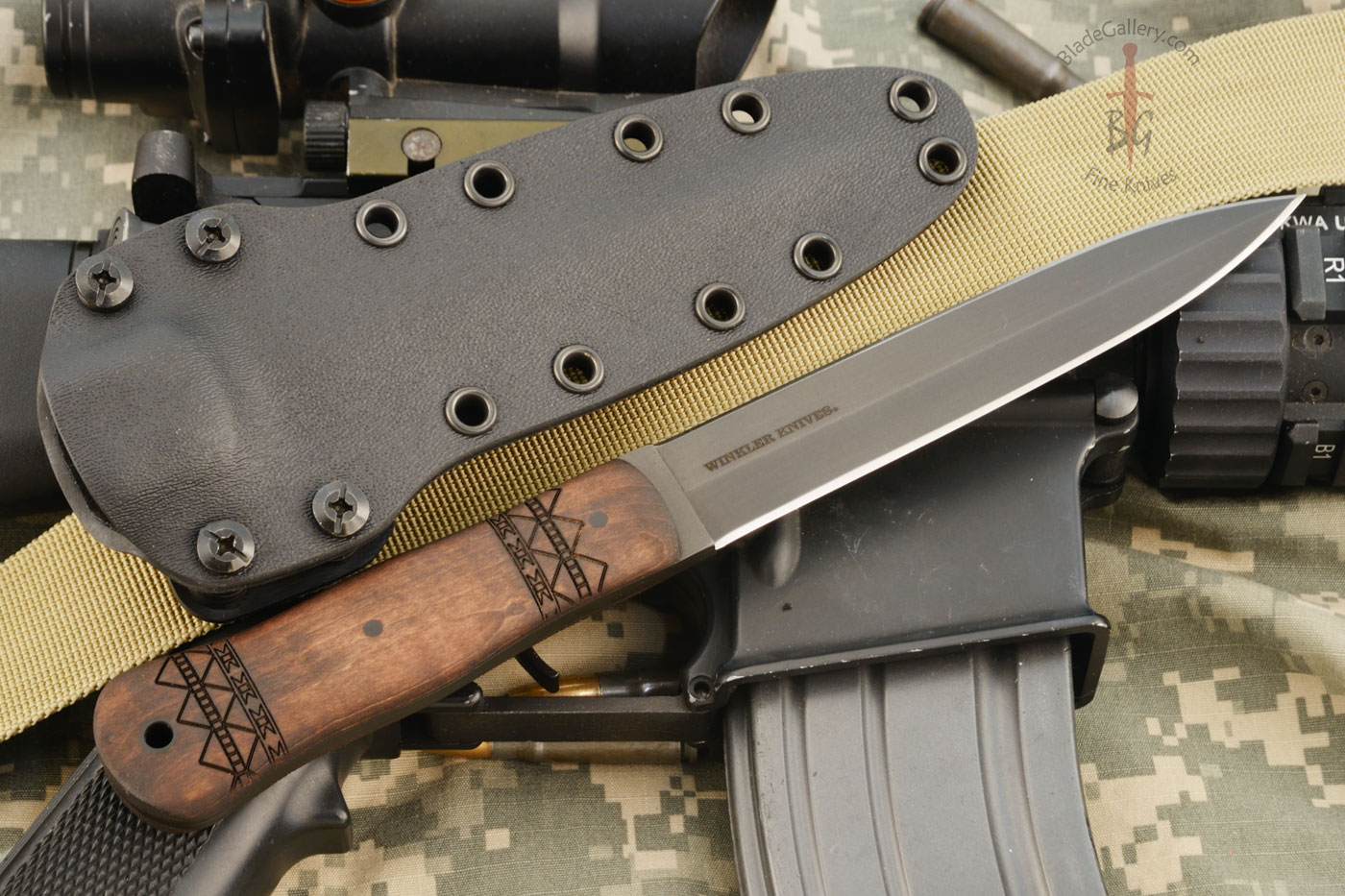 Tactical Dagger with Tribal Maple