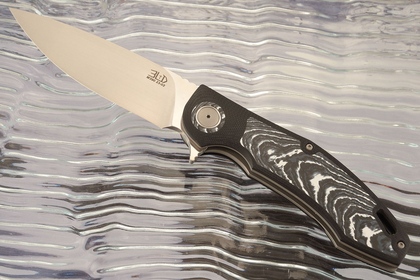 H4 Flipper with Black G10 and FatCarbon - M390