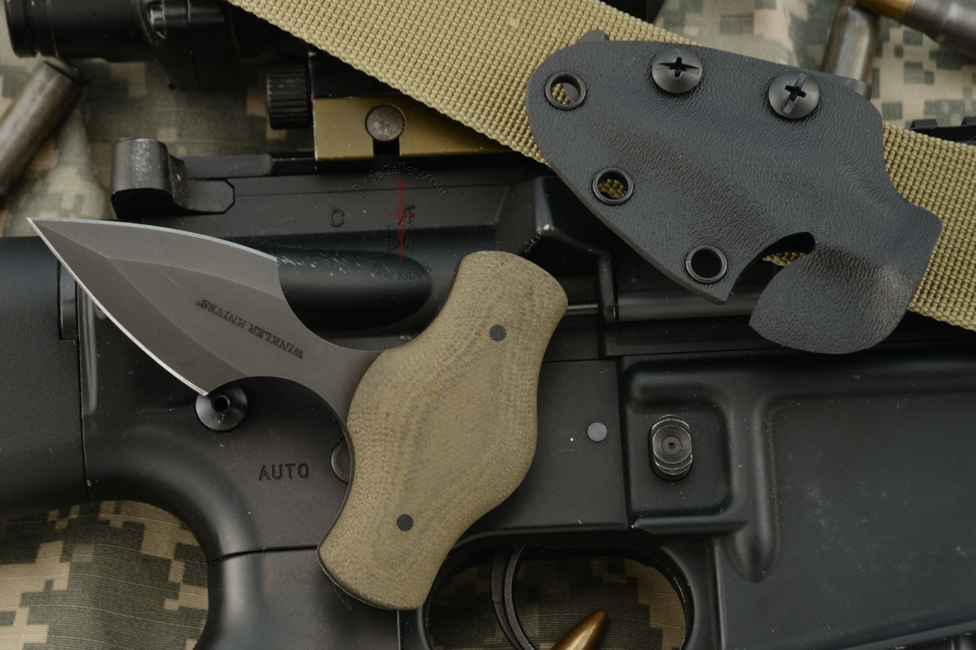 Push Dagger with Green Laminate