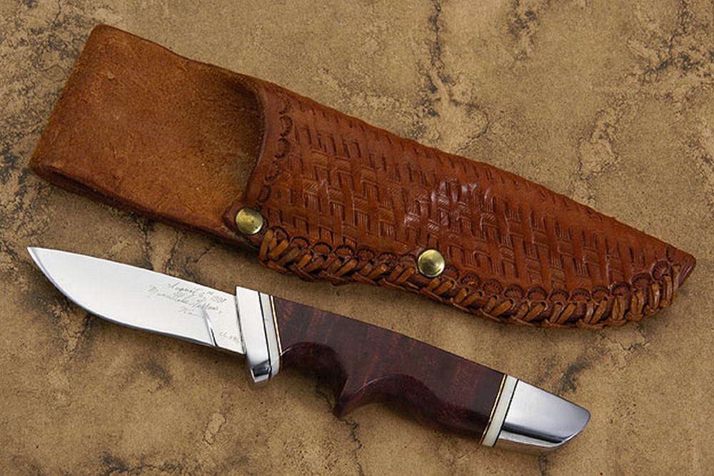 выемка на ноже. нож с отверстием под палец на рукоятке. рукоять с подпальцевыми выемками. охотничий нож с подпальцевыми выемками. выемка на ноже.